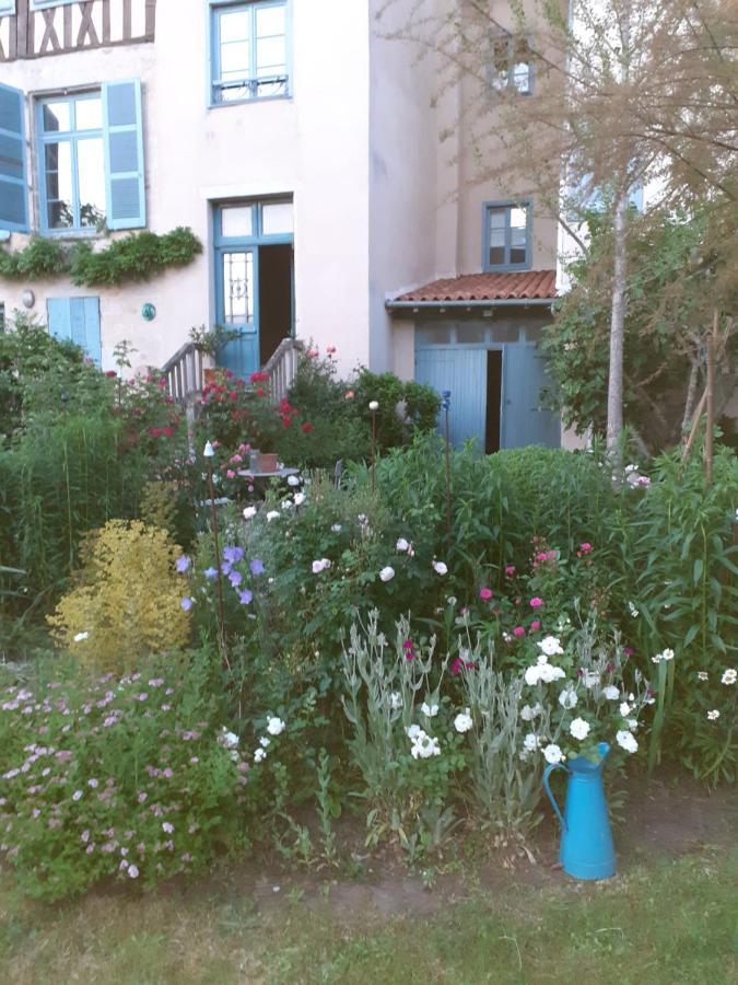 Ferienwohnung Chambre D Hote "Sous Le Clocher" Saint-Léonard-de-Noblat Exterior foto